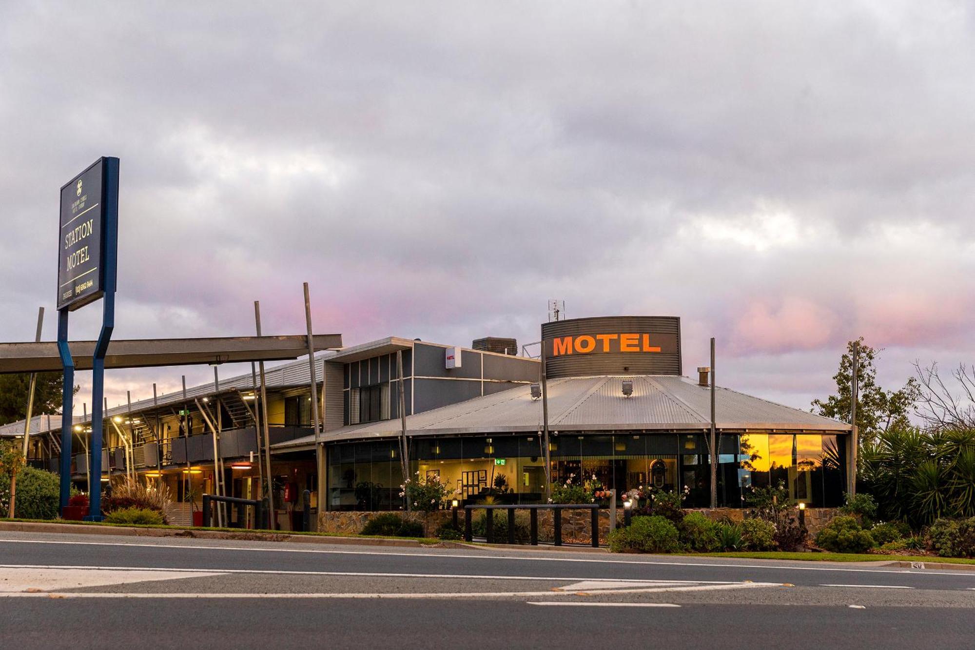 Station Motel Parkes Bagian luar foto