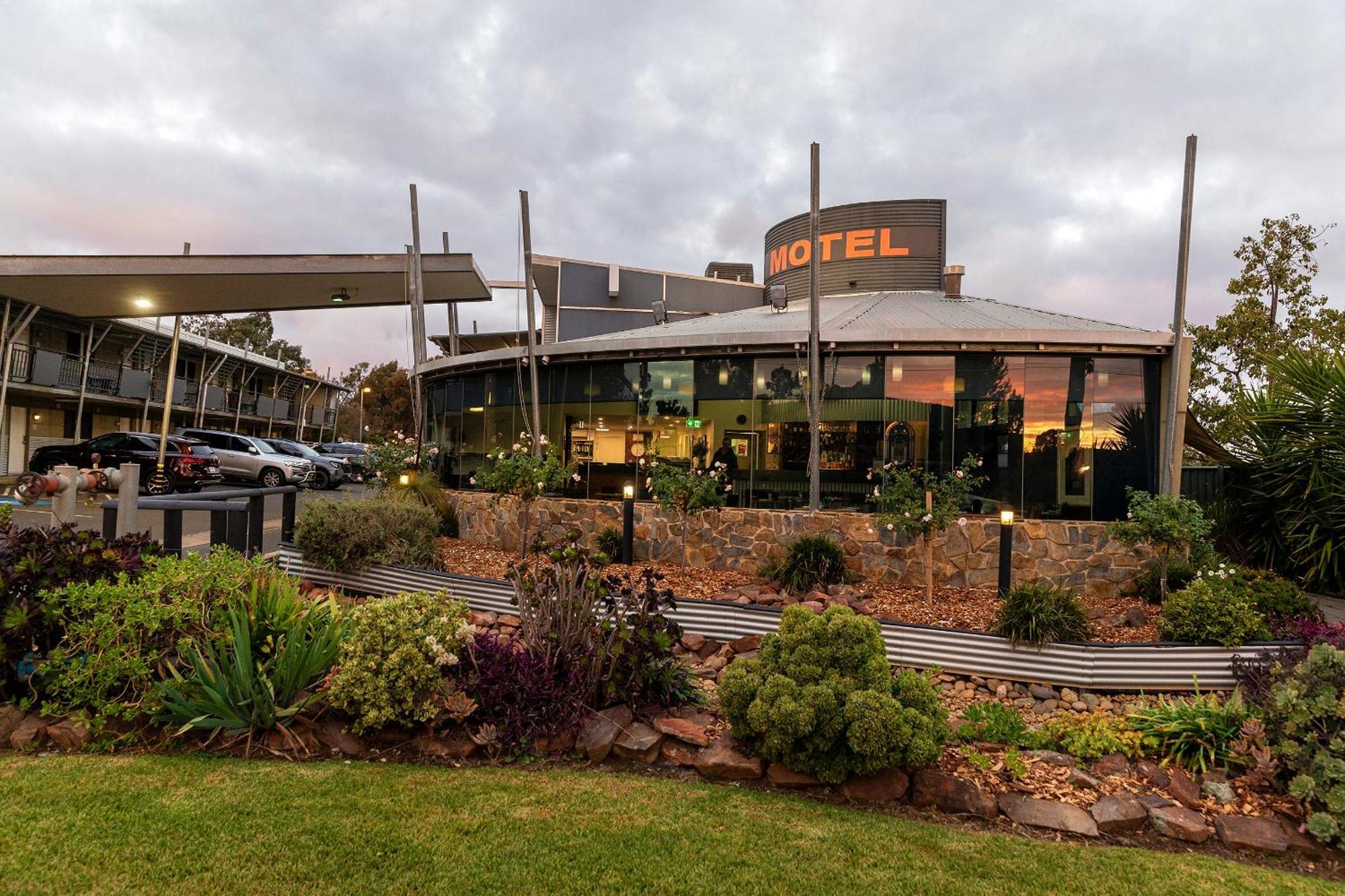 Station Motel Parkes Bagian luar foto