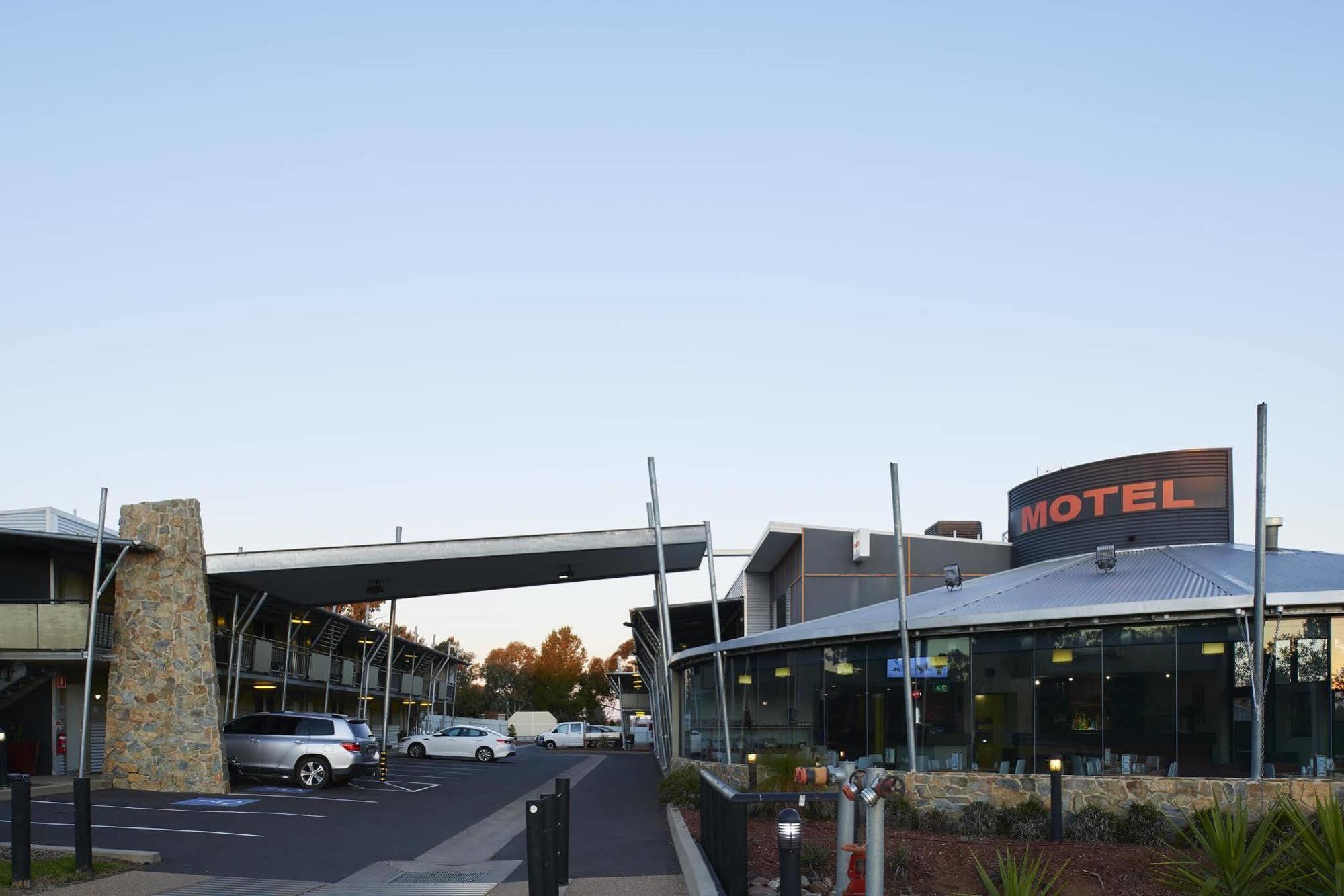 Station Motel Parkes Bagian luar foto